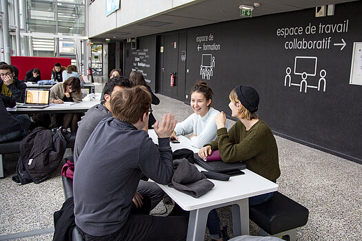 [Translate to English:] Etudiants à l'Atrium